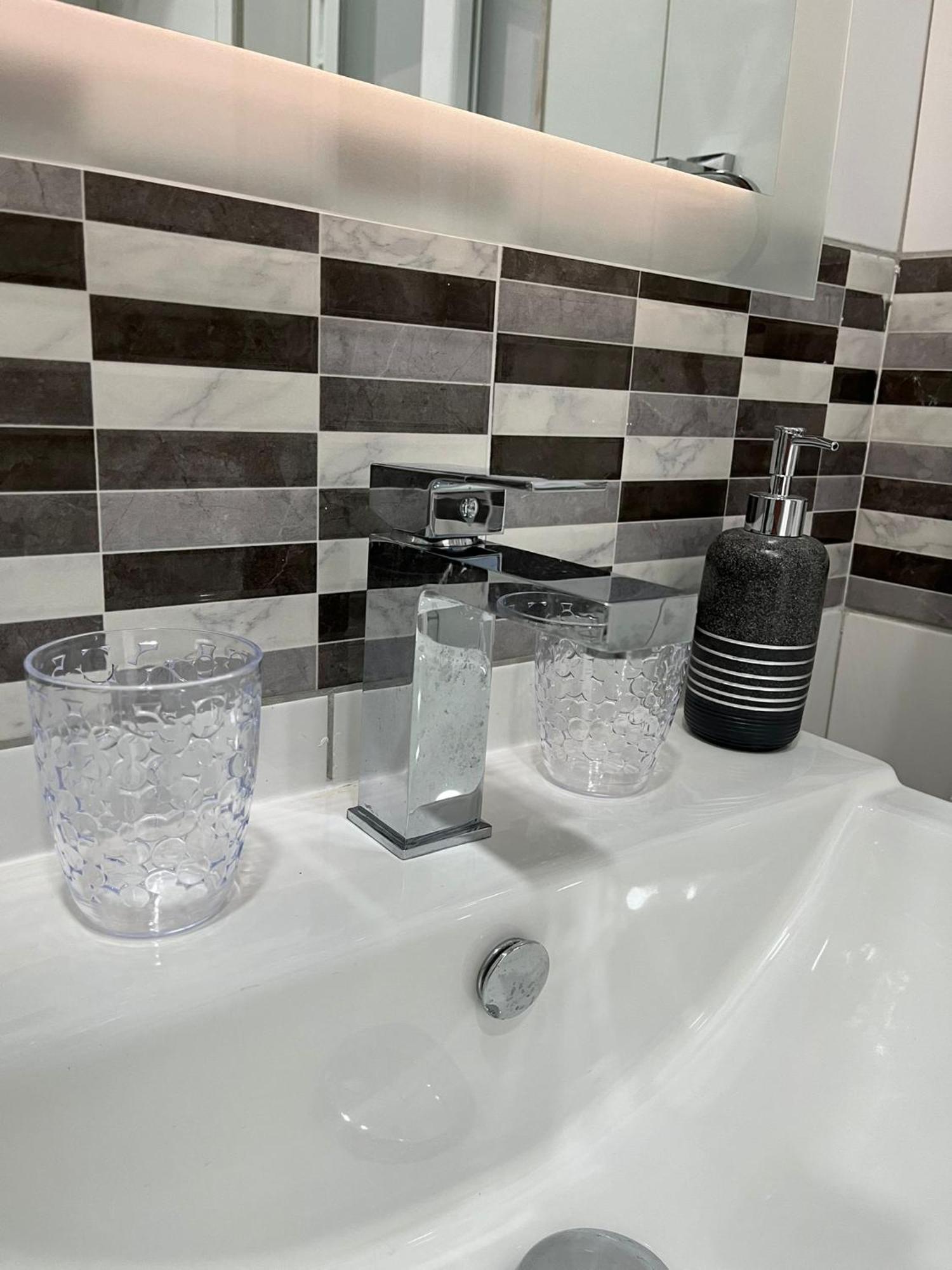 Sea Breeze, Spacious 2-Bedroom Lux Seaside Apartments 세인트폴스베이 외부 사진